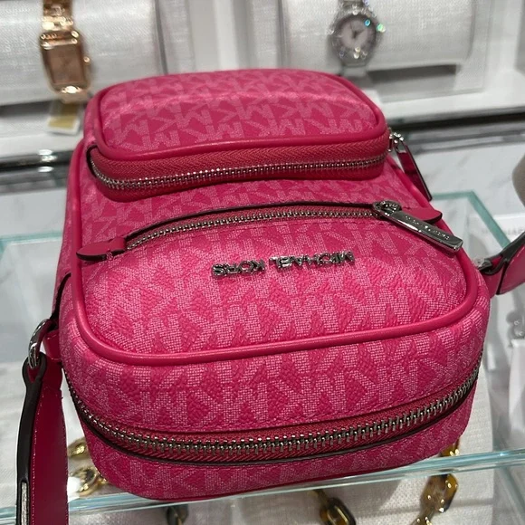 Michael Kors Jet Set Medium Signature Logo Crossbody Bag
COLOR DRAGONFRUT - Picture 5 of 16